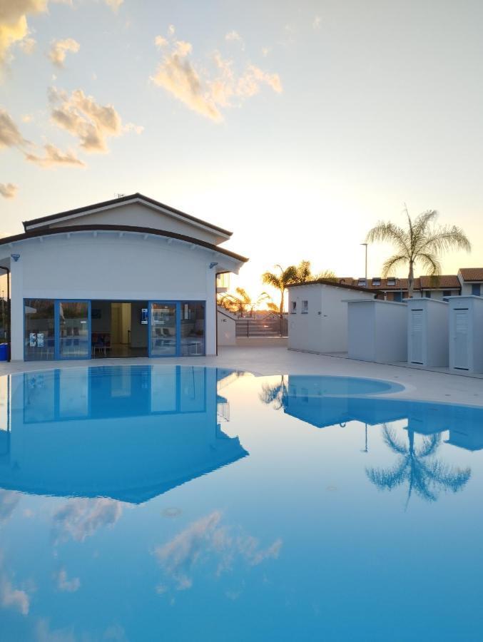 Icaro Residence Apartments With A Beautiful Pool ซานตากาตา ดี มิลลิเตลโล ภายนอก รูปภาพ