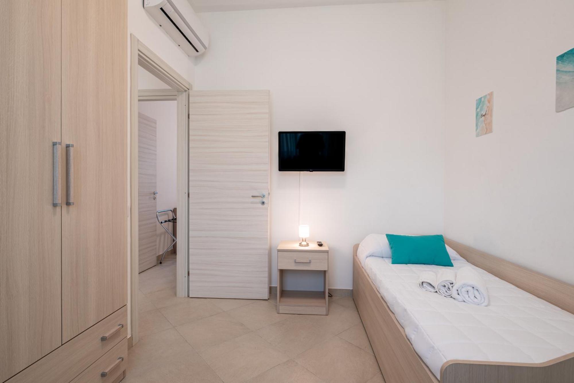 Icaro Residence Apartments With A Beautiful Pool ซานตากาตา ดี มิลลิเตลโล ภายนอก รูปภาพ