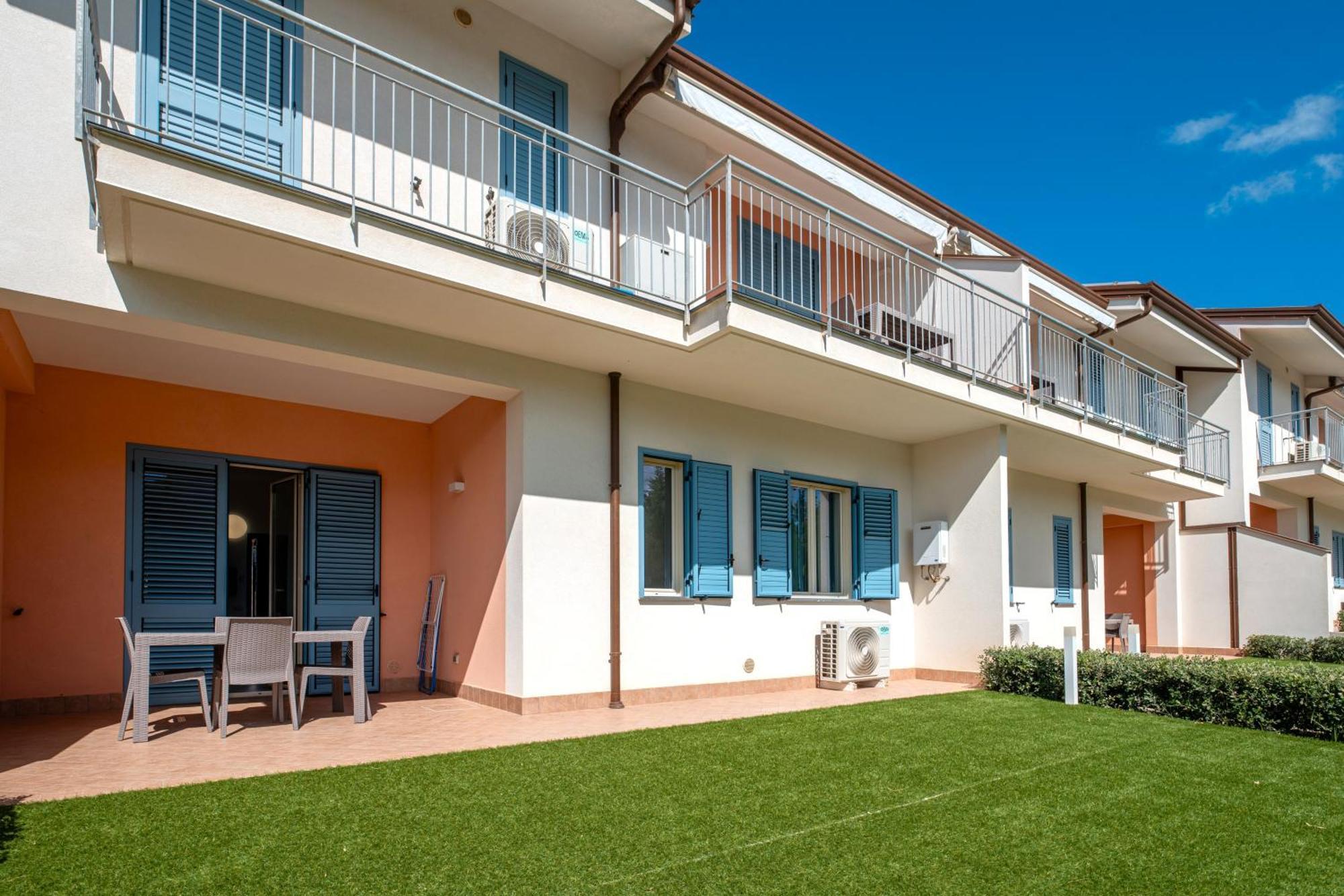 Icaro Residence Apartments With A Beautiful Pool ซานตากาตา ดี มิลลิเตลโล ภายนอก รูปภาพ