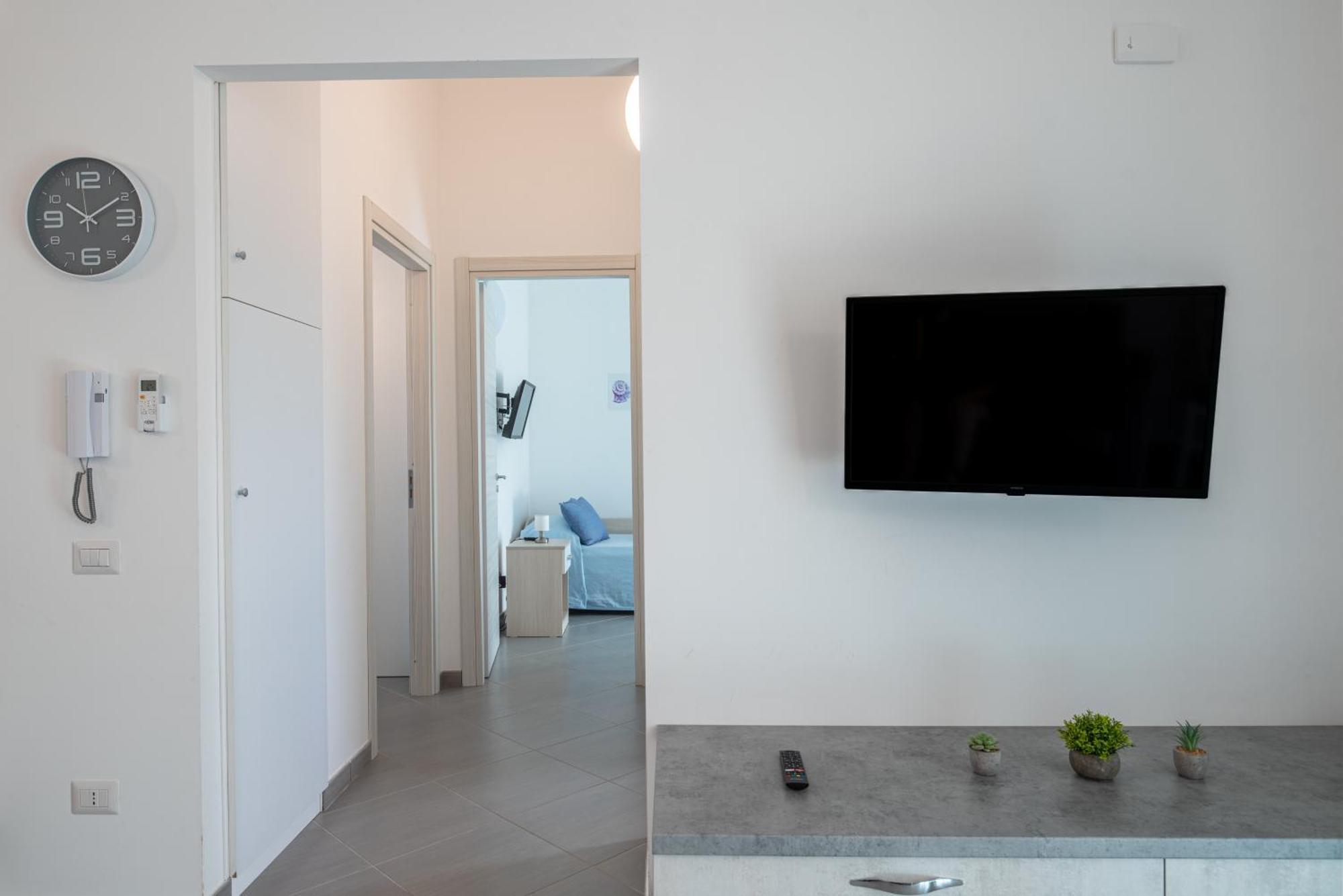Icaro Residence Apartments With A Beautiful Pool ซานตากาตา ดี มิลลิเตลโล ภายนอก รูปภาพ
