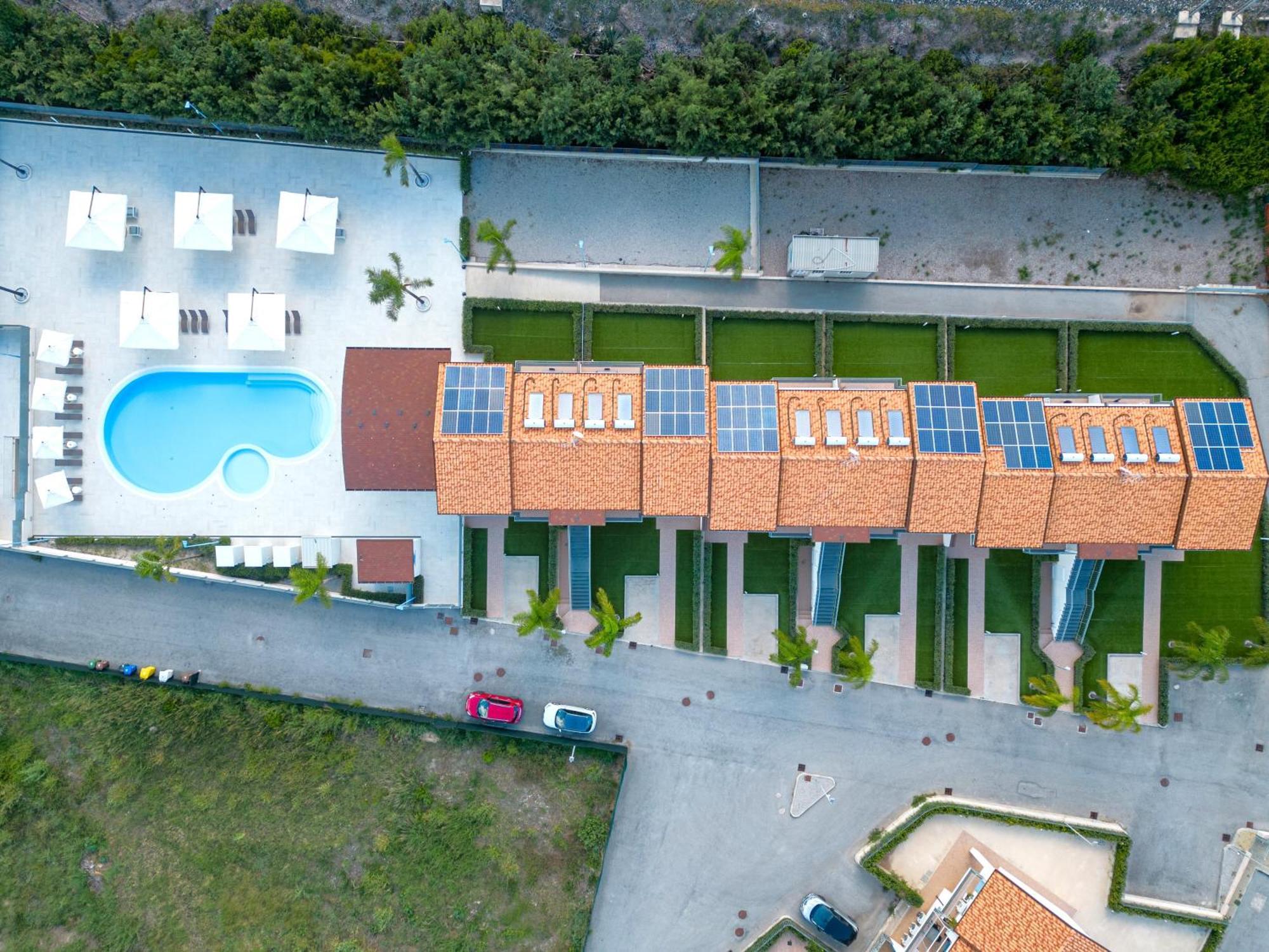 Icaro Residence Apartments With A Beautiful Pool ซานตากาตา ดี มิลลิเตลโล ภายนอก รูปภาพ