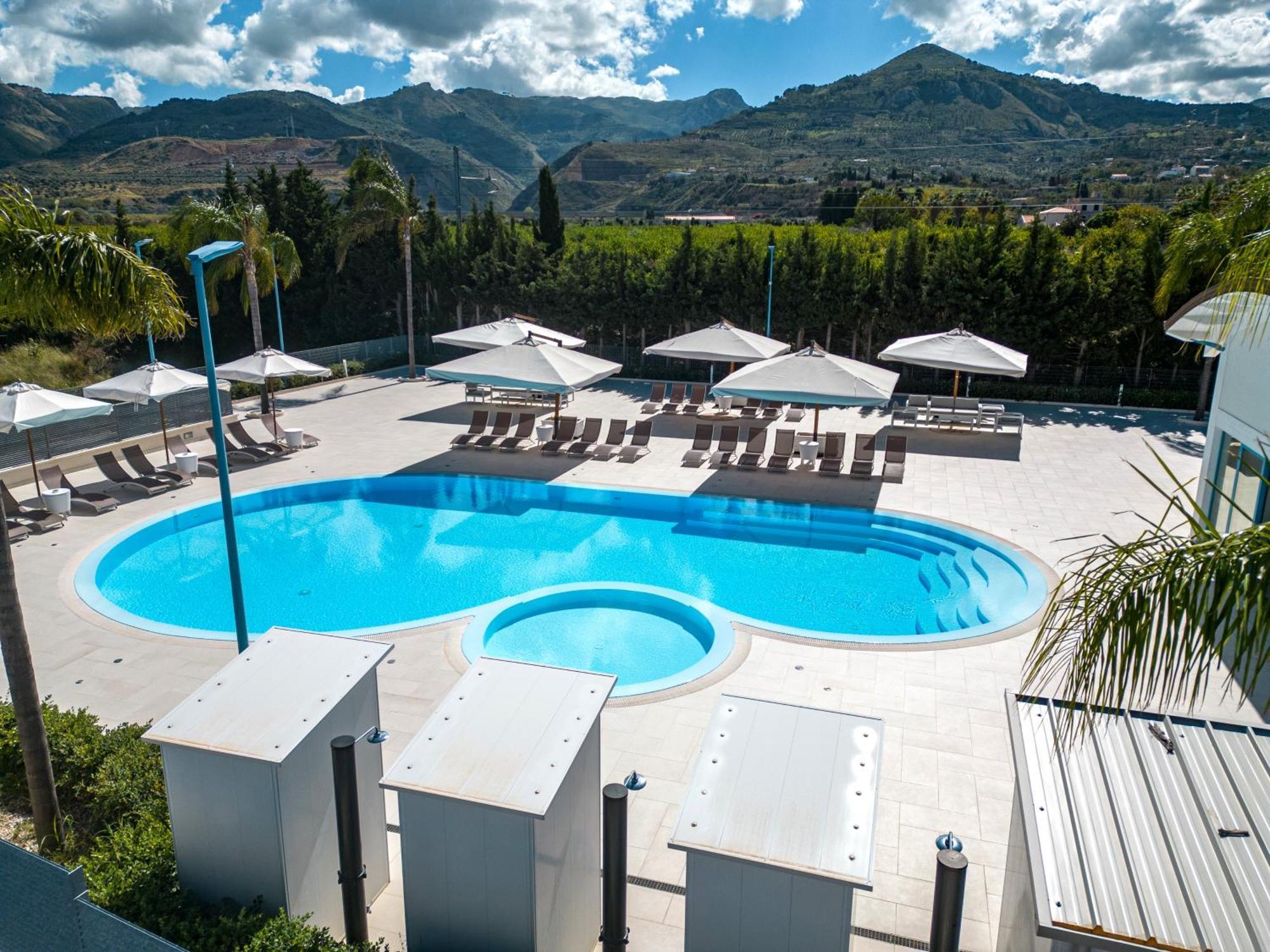 Icaro Residence Apartments With A Beautiful Pool ซานตากาตา ดี มิลลิเตลโล ภายนอก รูปภาพ