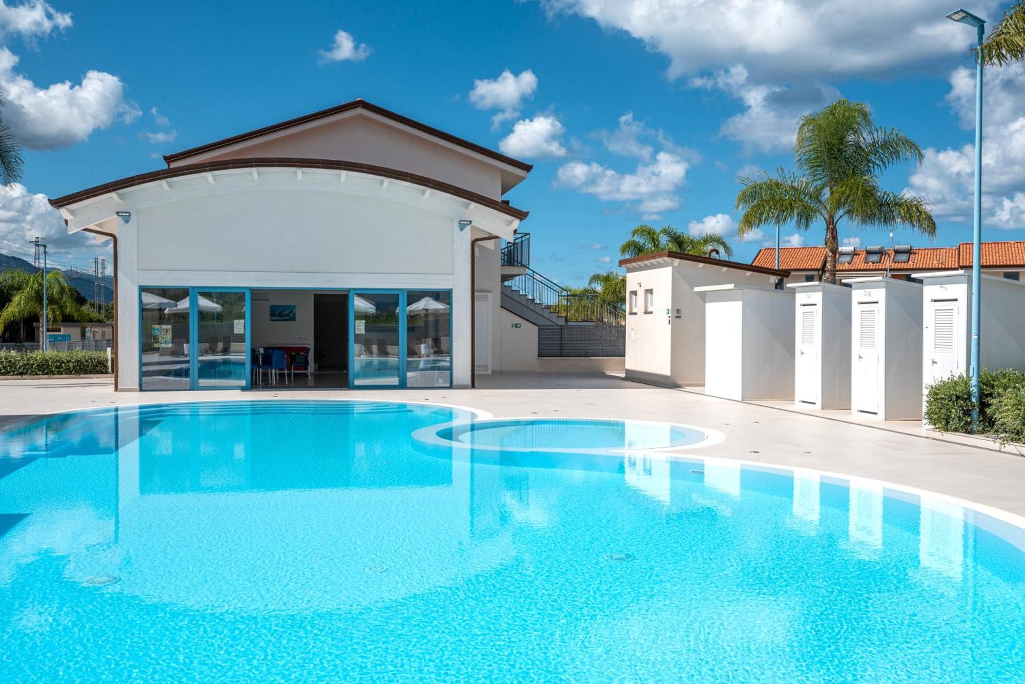 Icaro Residence Apartments With A Beautiful Pool ซานตากาตา ดี มิลลิเตลโล ภายนอก รูปภาพ