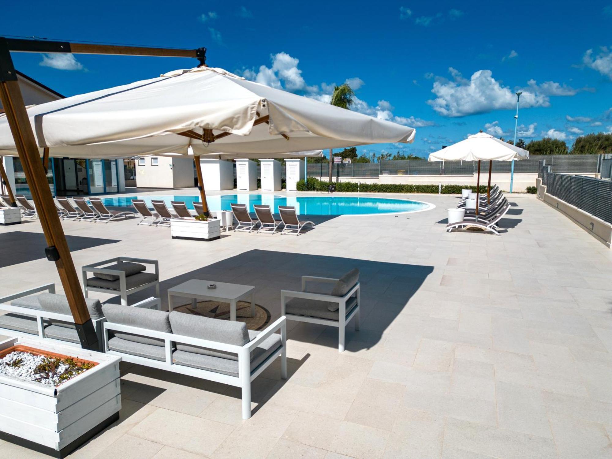 Icaro Residence Apartments With A Beautiful Pool ซานตากาตา ดี มิลลิเตลโล ภายนอก รูปภาพ
