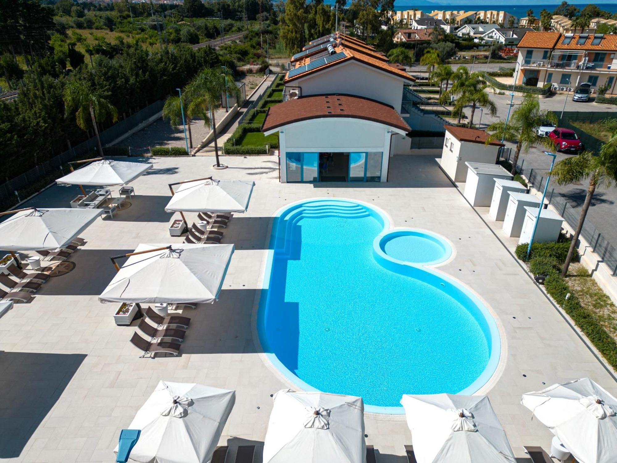 Icaro Residence Apartments With A Beautiful Pool ซานตากาตา ดี มิลลิเตลโล ภายนอก รูปภาพ