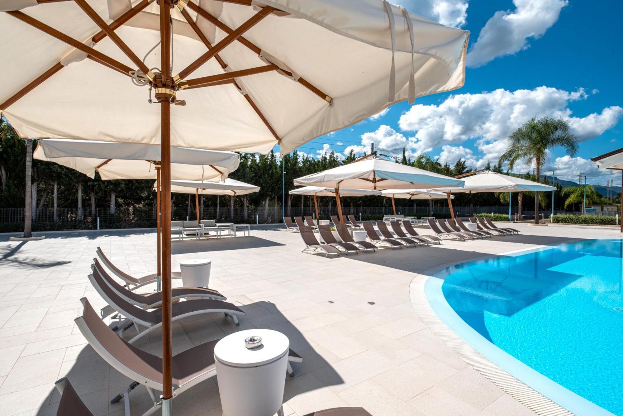 Icaro Residence Apartments With A Beautiful Pool ซานตากาตา ดี มิลลิเตลโล ภายนอก รูปภาพ