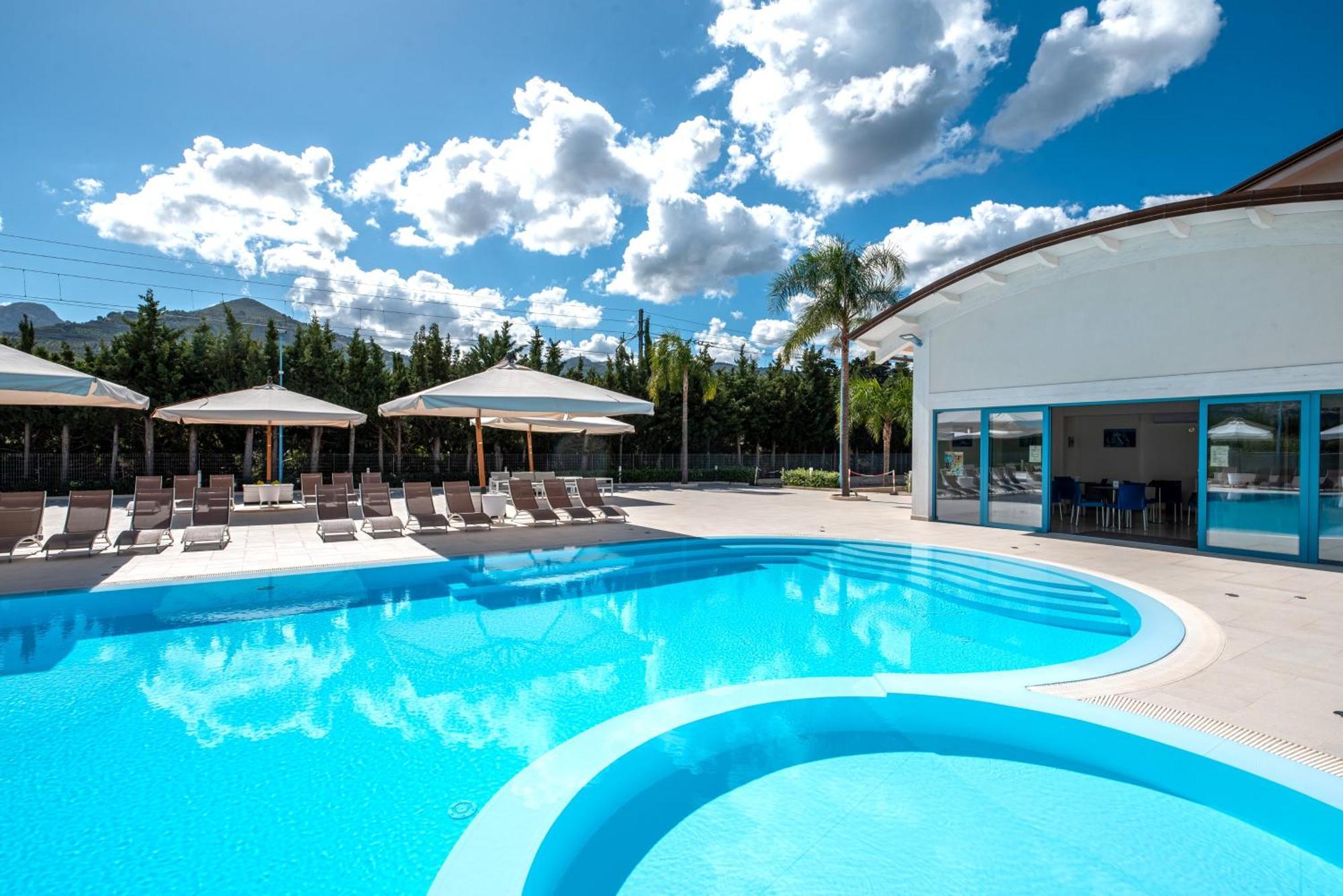 Icaro Residence Apartments With A Beautiful Pool ซานตากาตา ดี มิลลิเตลโล ภายนอก รูปภาพ