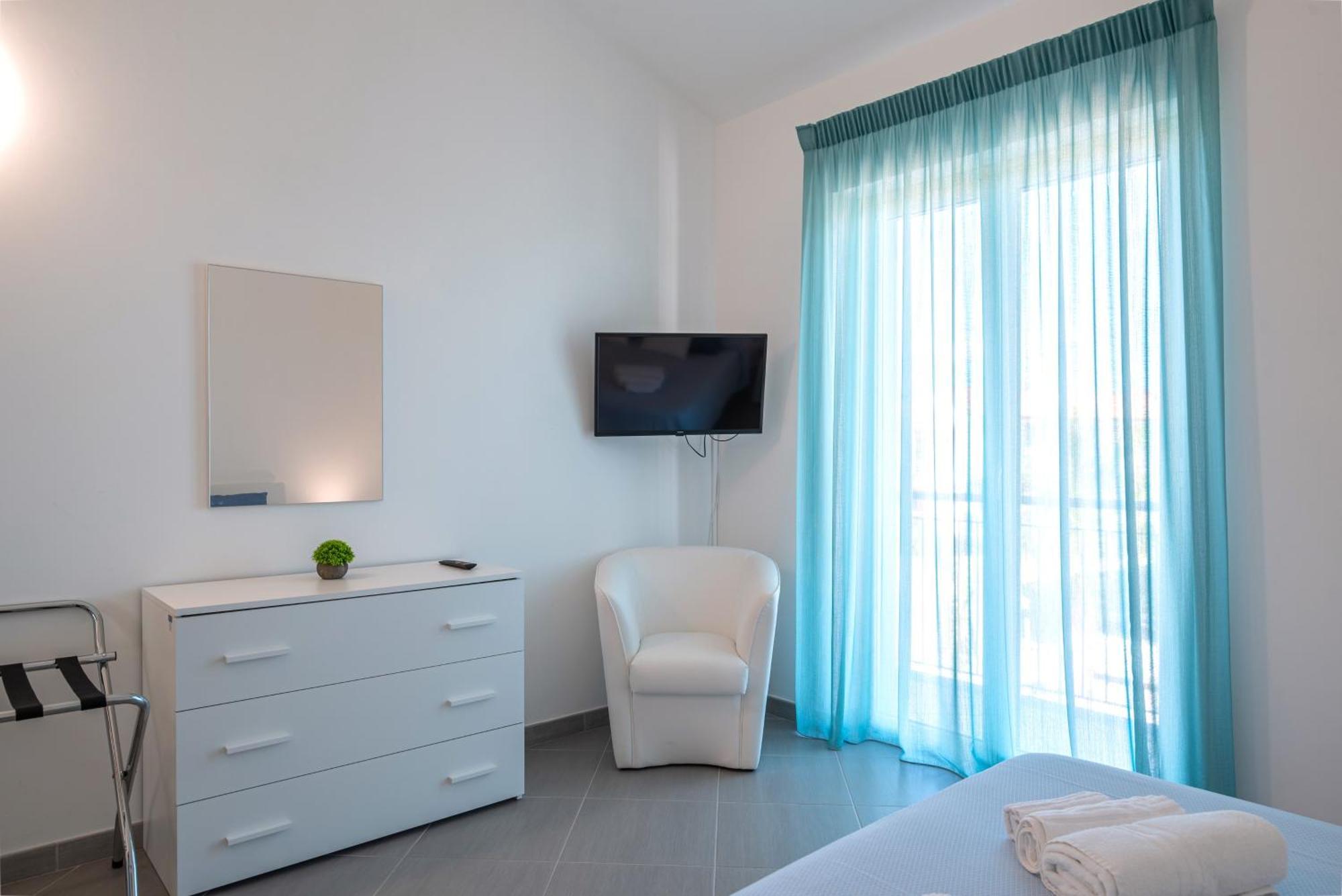 Icaro Residence Apartments With A Beautiful Pool ซานตากาตา ดี มิลลิเตลโล ภายนอก รูปภาพ