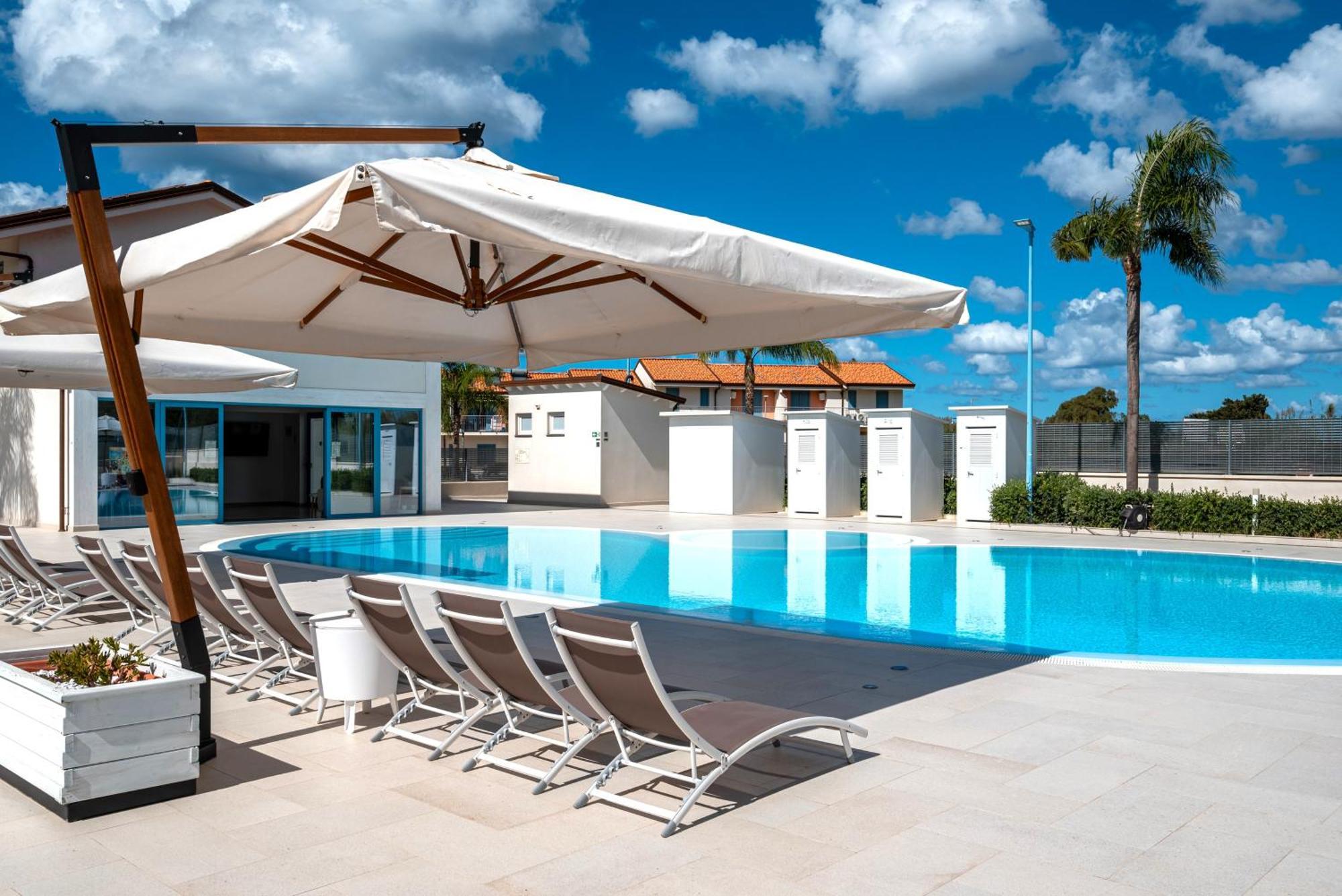 Icaro Residence Apartments With A Beautiful Pool ซานตากาตา ดี มิลลิเตลโล ภายนอก รูปภาพ