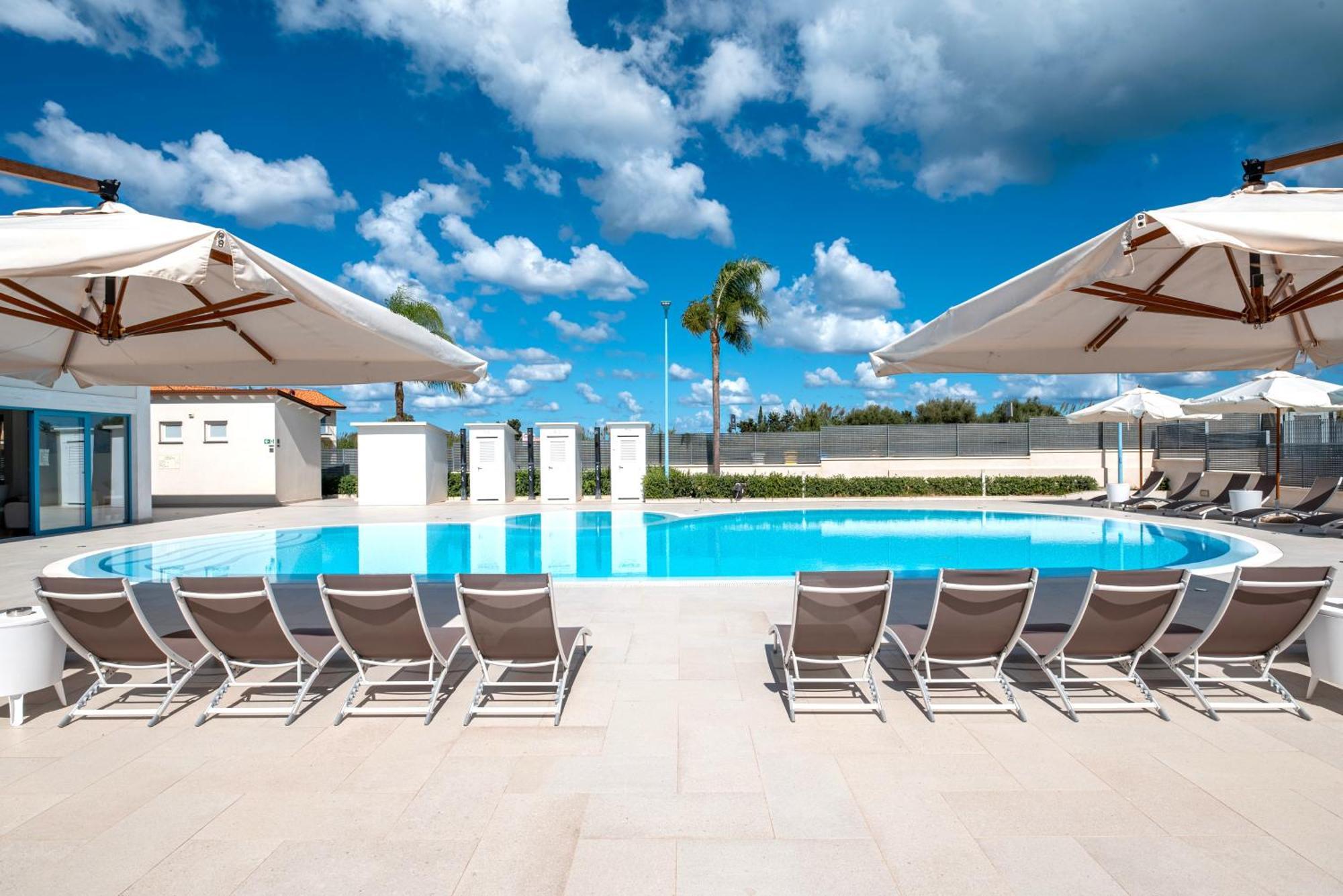 Icaro Residence Apartments With A Beautiful Pool ซานตากาตา ดี มิลลิเตลโล ภายนอก รูปภาพ