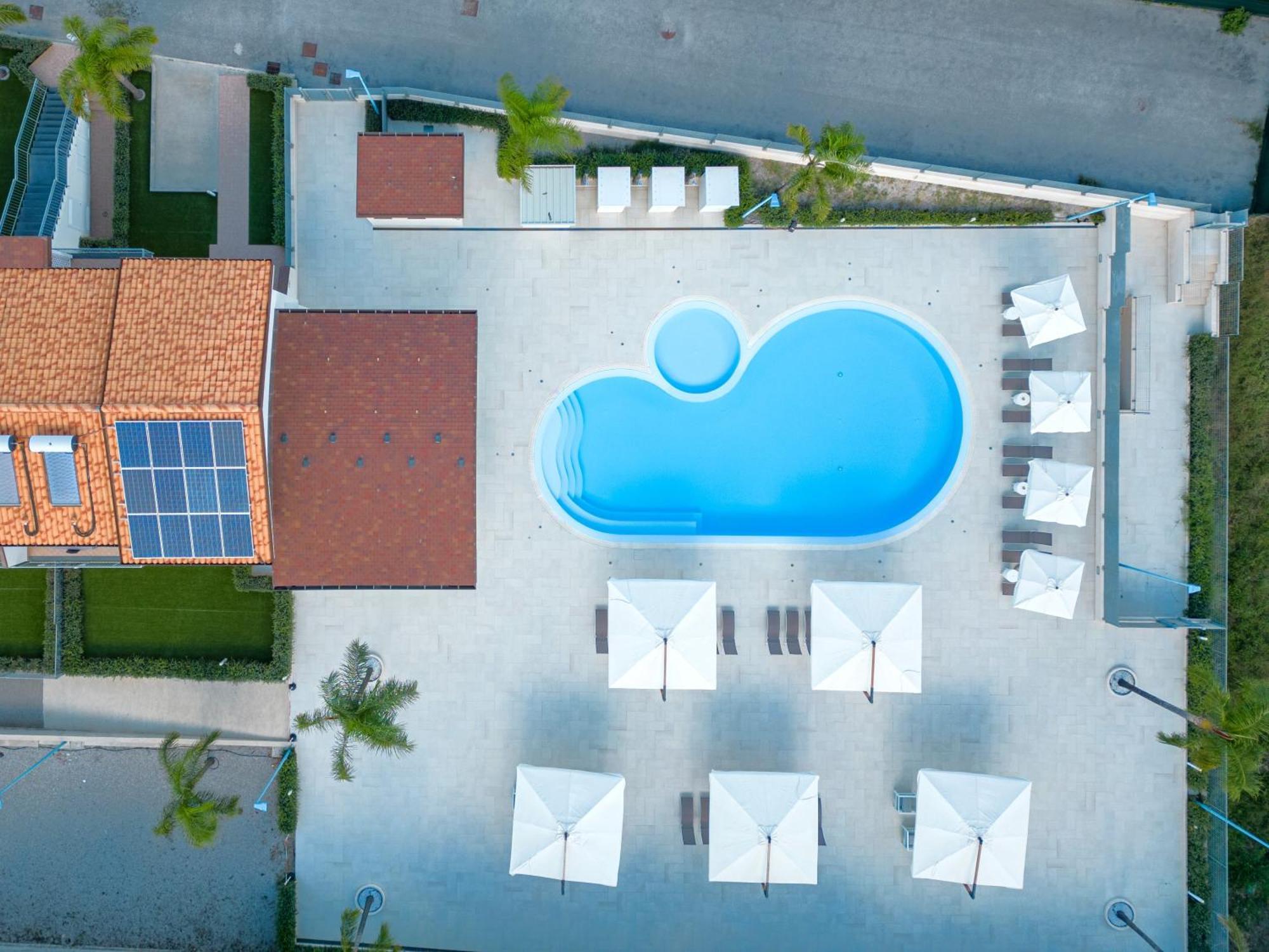 Icaro Residence Apartments With A Beautiful Pool ซานตากาตา ดี มิลลิเตลโล ภายนอก รูปภาพ