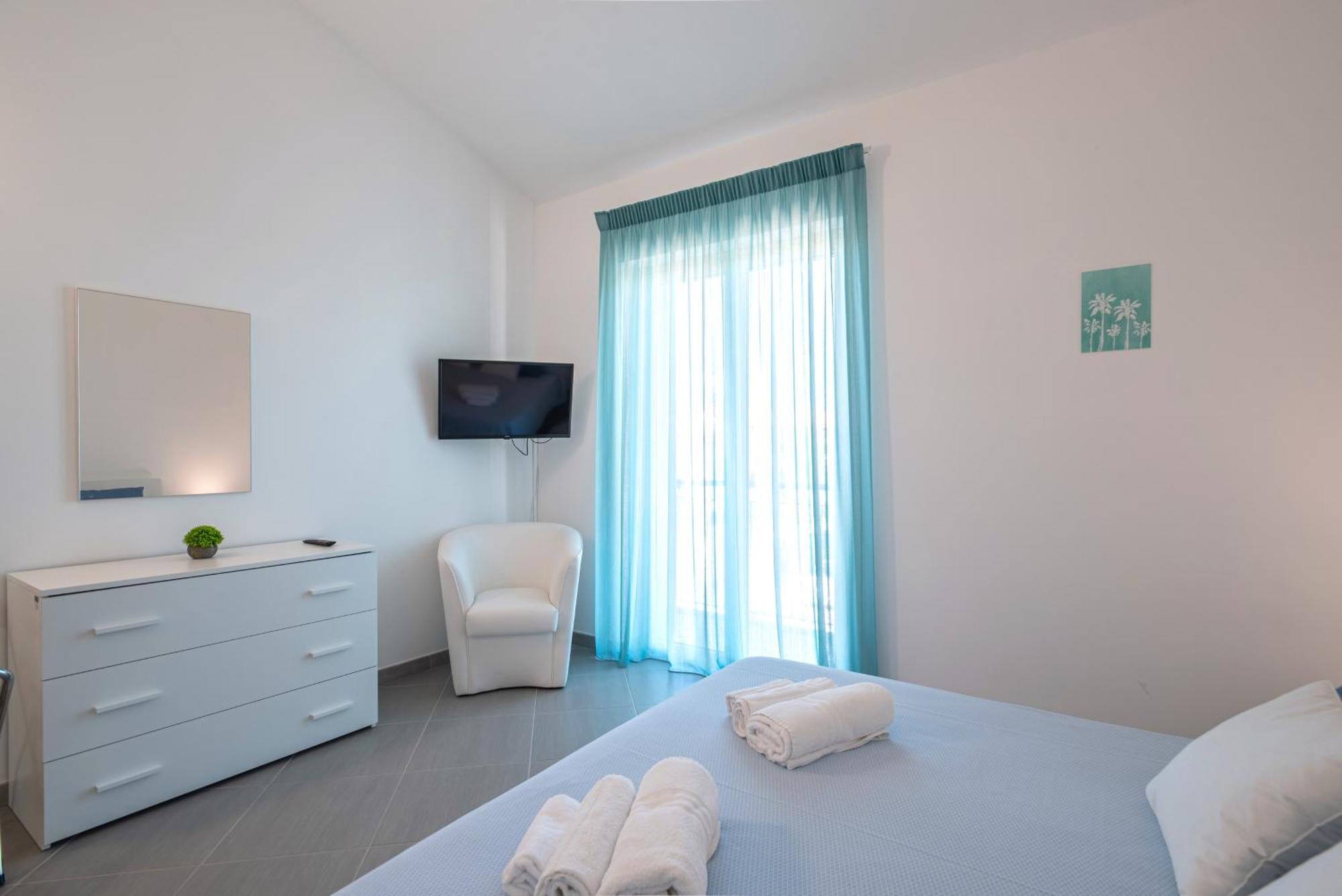 Icaro Residence Apartments With A Beautiful Pool ซานตากาตา ดี มิลลิเตลโล ภายนอก รูปภาพ