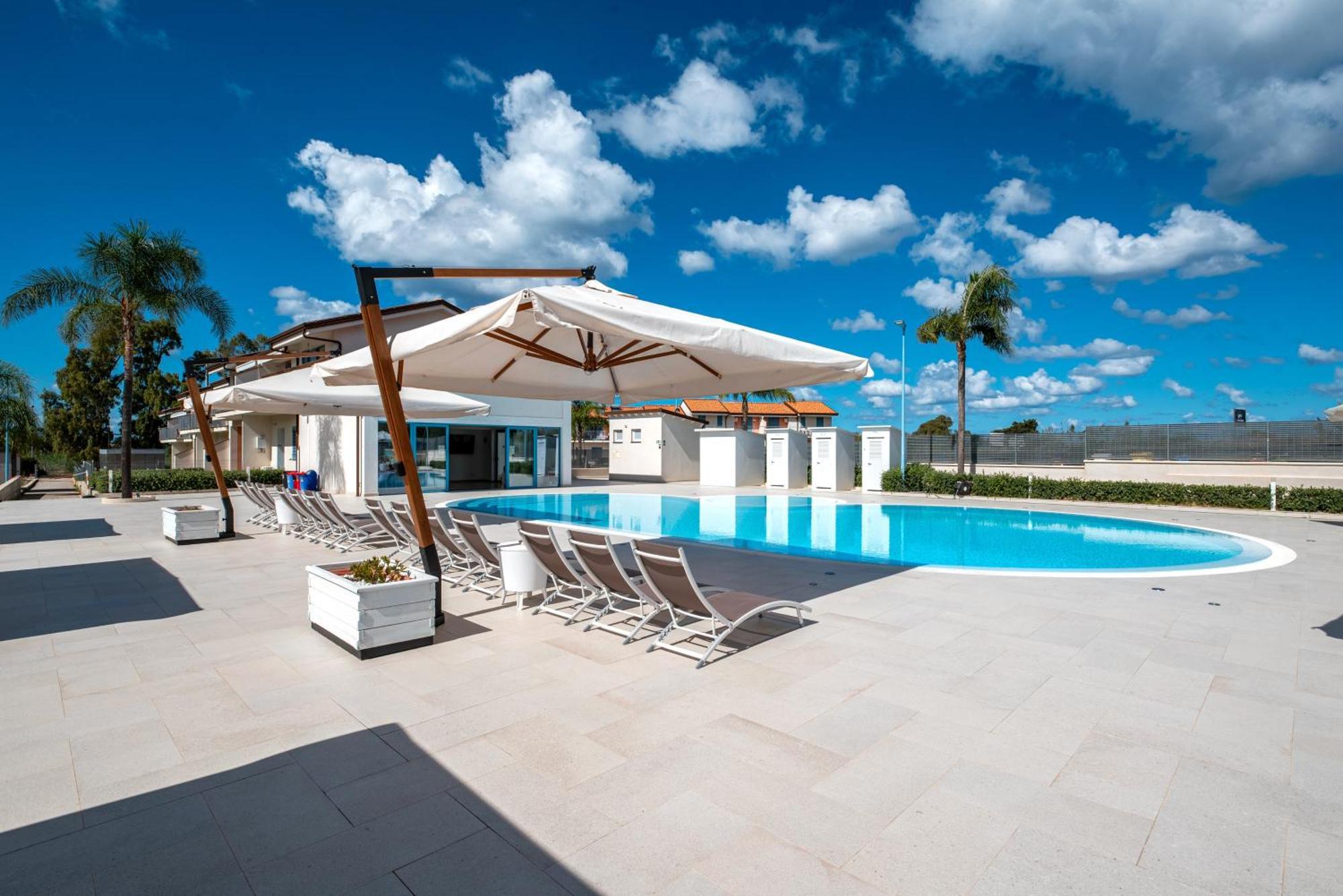 Icaro Residence Apartments With A Beautiful Pool ซานตากาตา ดี มิลลิเตลโล ภายนอก รูปภาพ