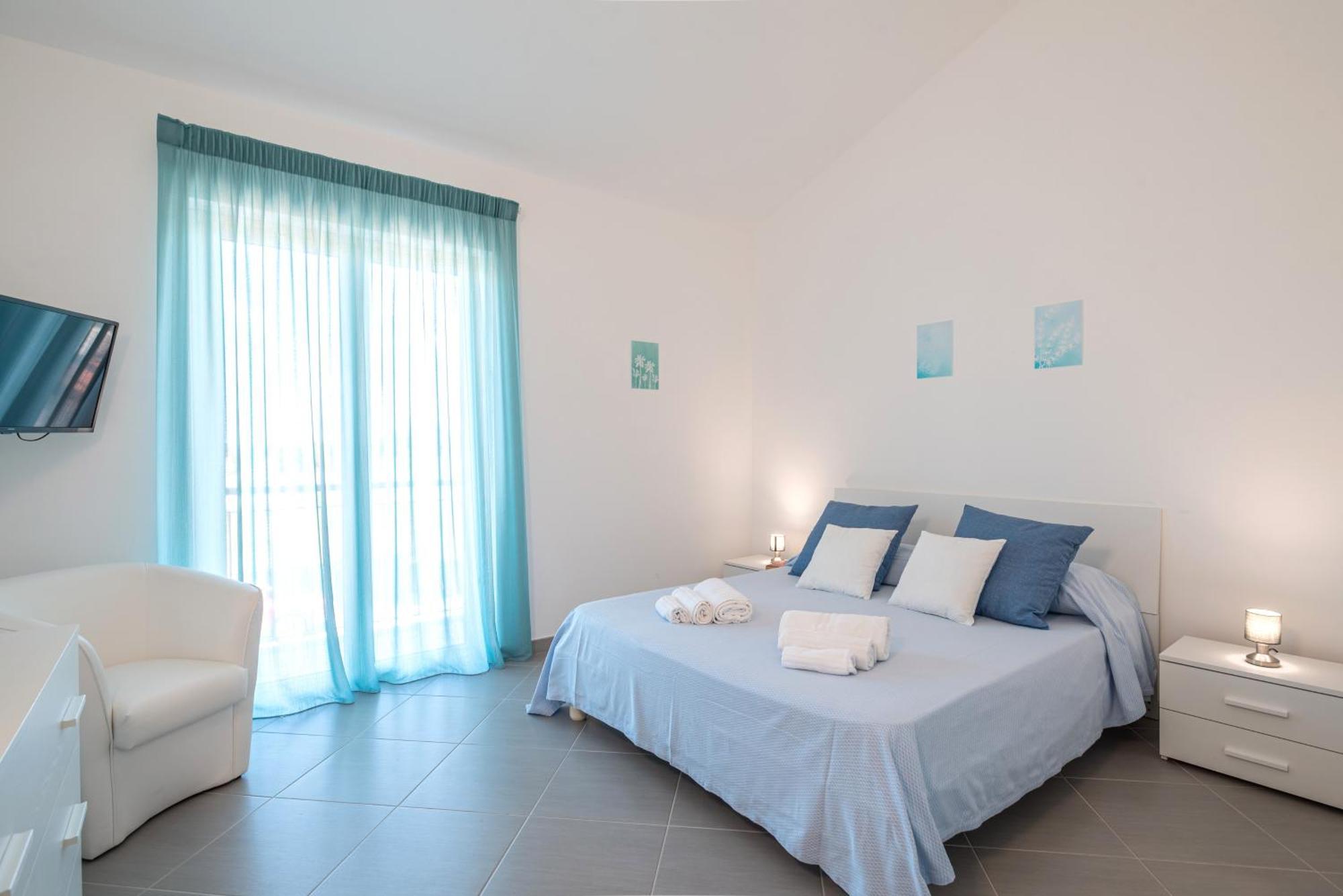 Icaro Residence Apartments With A Beautiful Pool ซานตากาตา ดี มิลลิเตลโล ภายนอก รูปภาพ