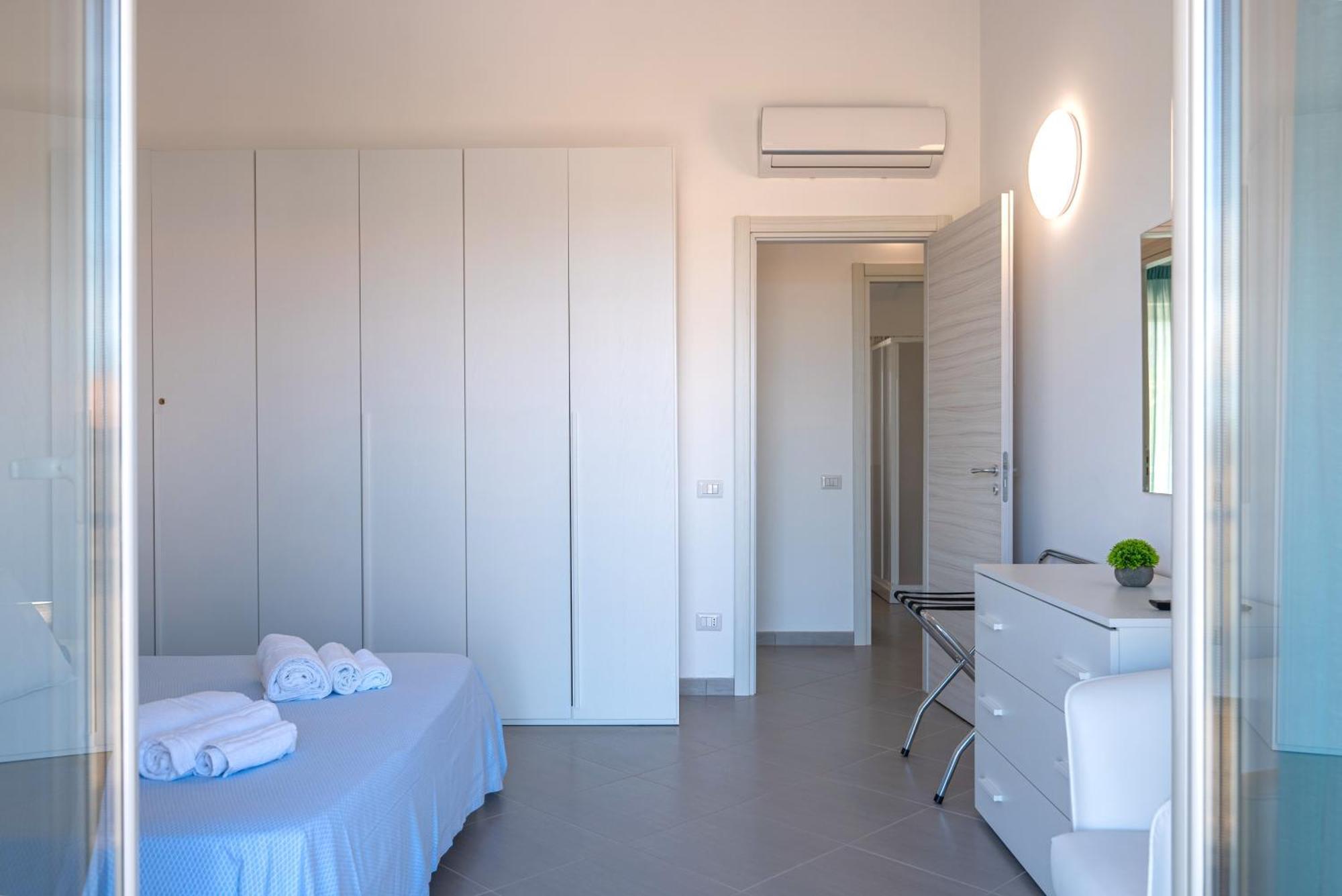 Icaro Residence Apartments With A Beautiful Pool ซานตากาตา ดี มิลลิเตลโล ภายนอก รูปภาพ